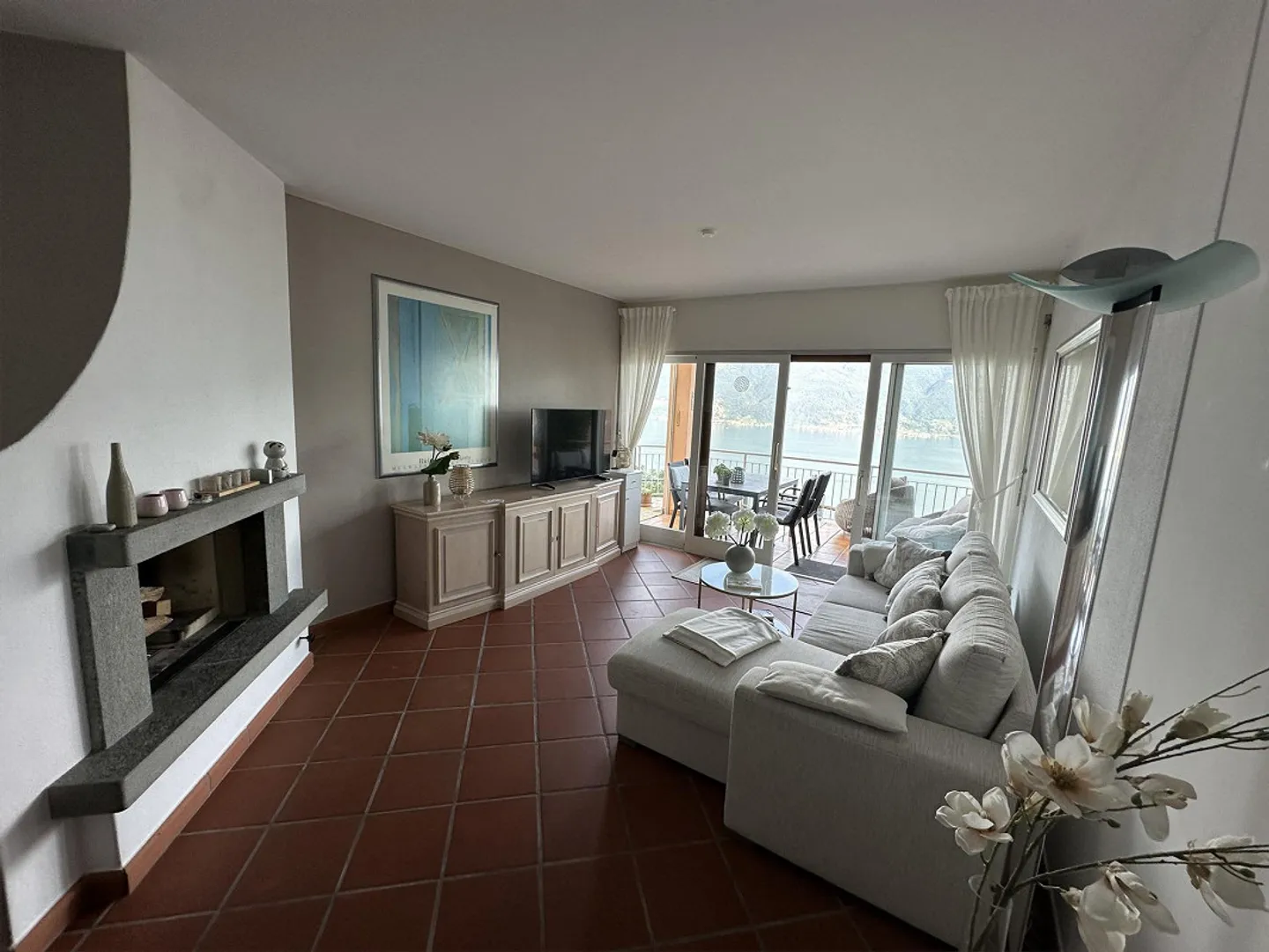 Appartement 2.5 Z avec vue imprenable sur le lac avec résidence secondaire - Photo 3 sur 14