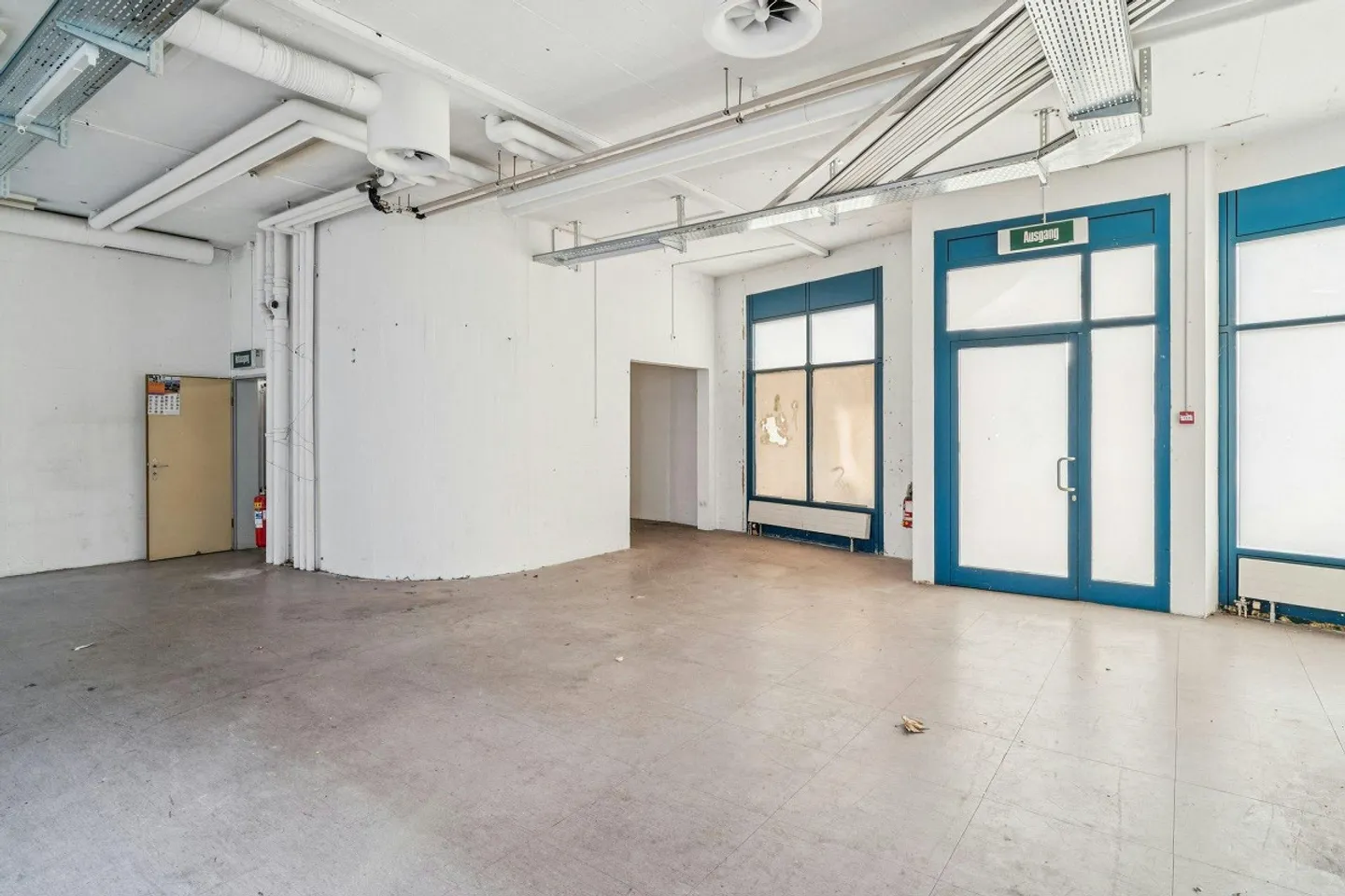 Space for Visions: Generous Commercial Space in Lively Kleinbasel - Photo 6 of 12