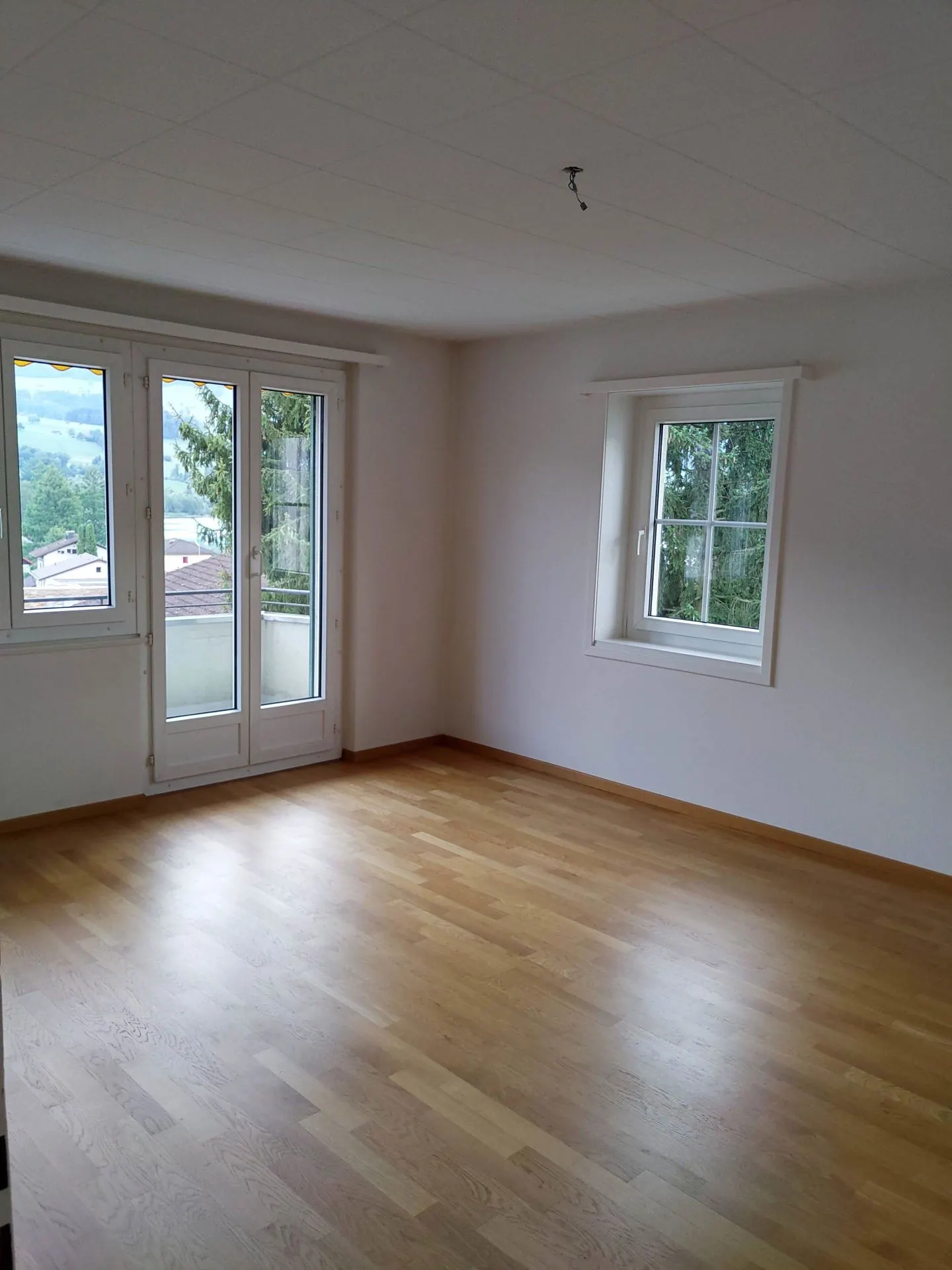 Sunny 4-room apartment with mountain view - Photo 3 of 9