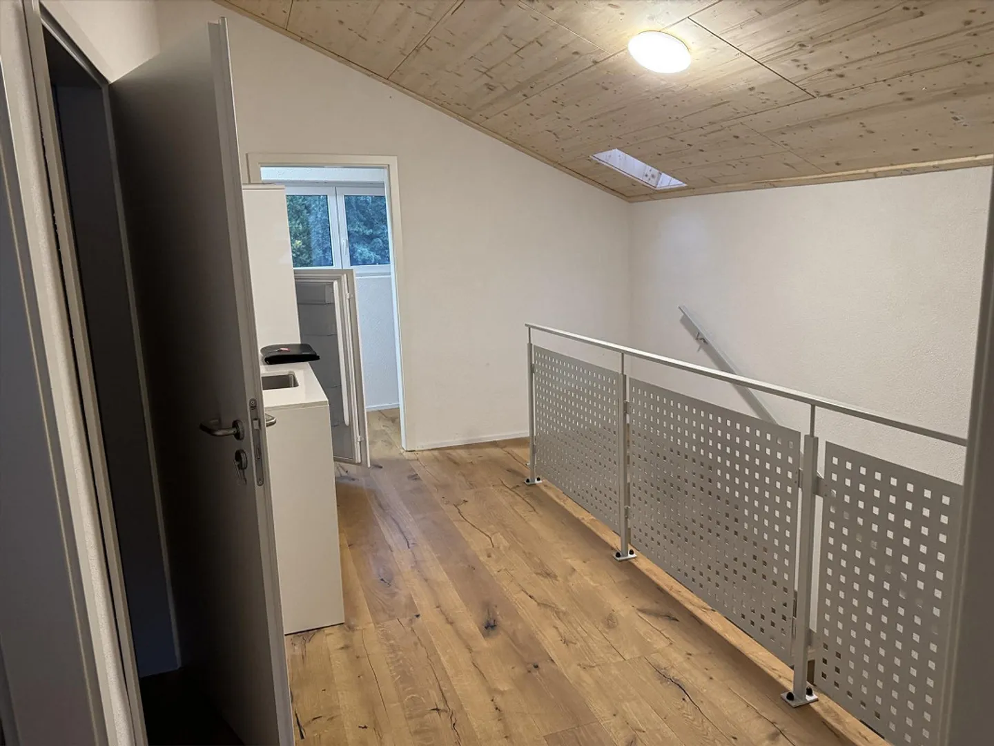 Versatile hobby room in a central location in Lucerne - Photo 4 of 5
