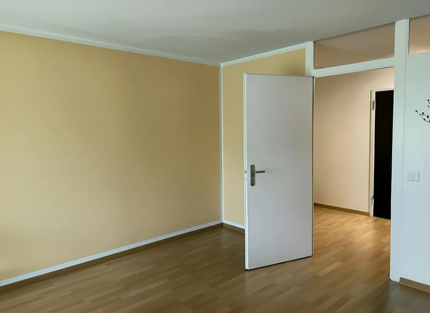 Vivre avec un espace vert | Charmant appartement de 1,5 pièce au rez-de-chaussée - Photo 1 sur 10