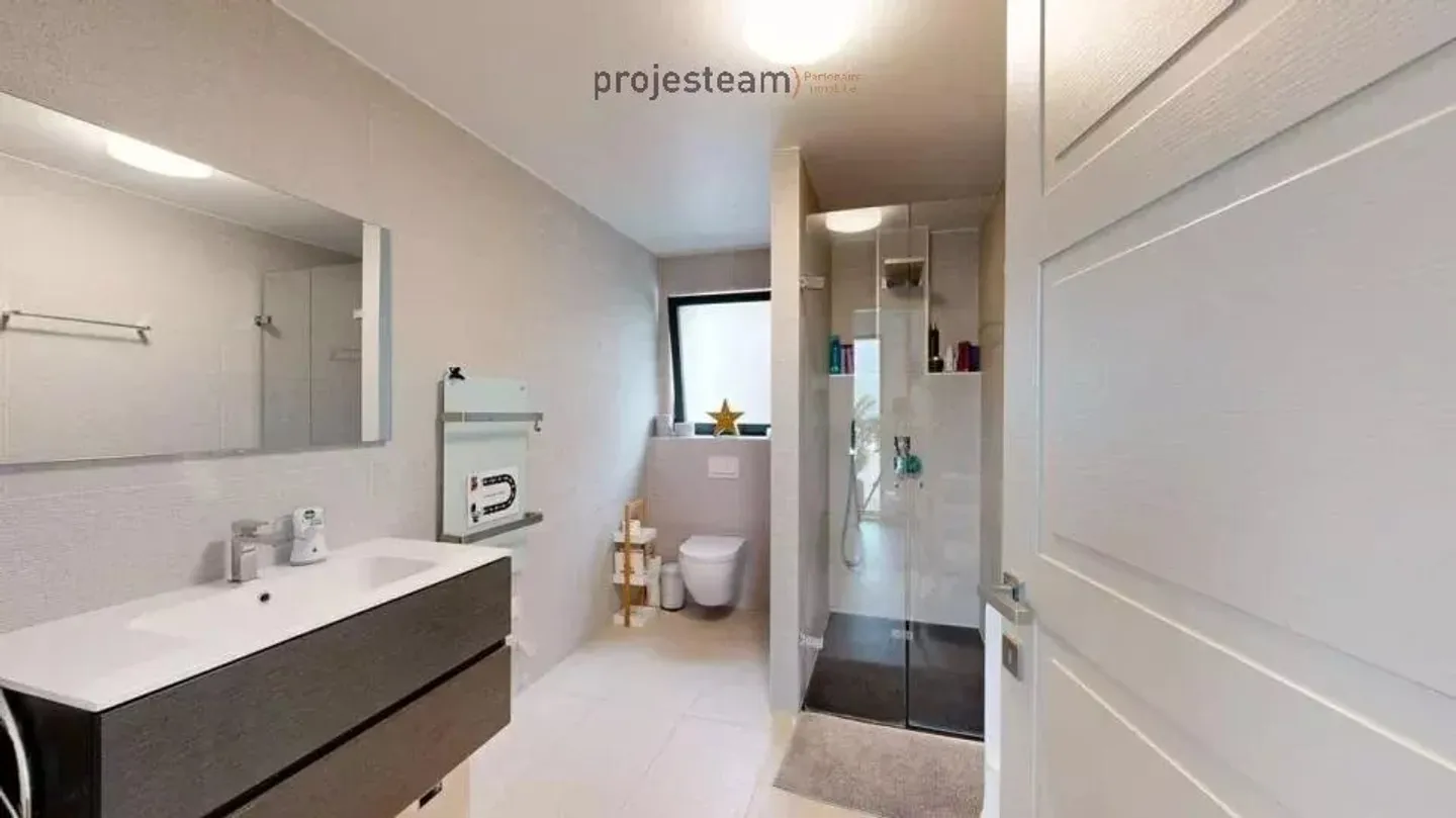 Al confine di un'area forestale? Villa contemporanea in un contesto privilegiato - Foto 11 di 13
