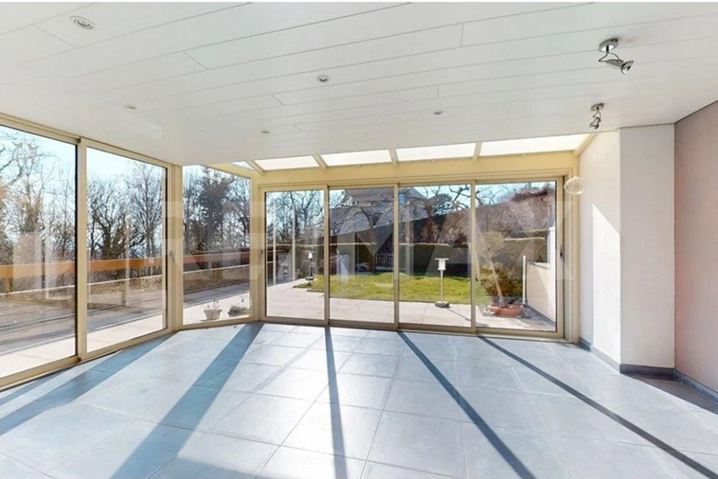 Stylish 5.5-room apartment with winter garden, large terrace and... - Photo 6 of 13