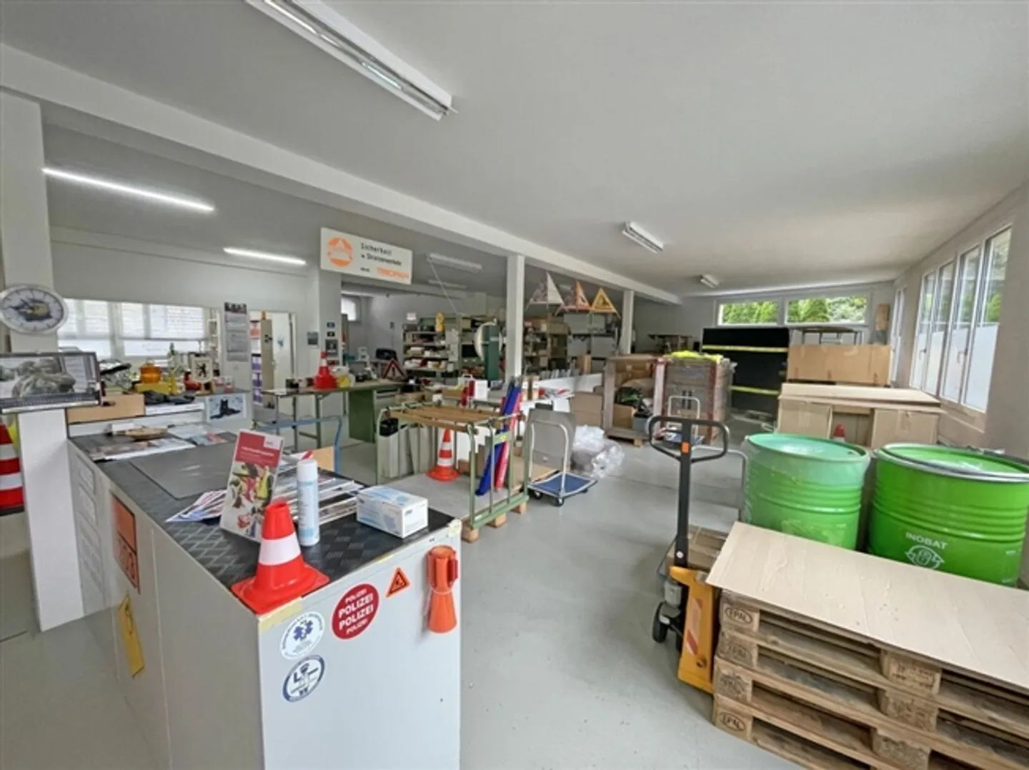 Attractive residential and commercial building in a good location - Photo 4 of 15