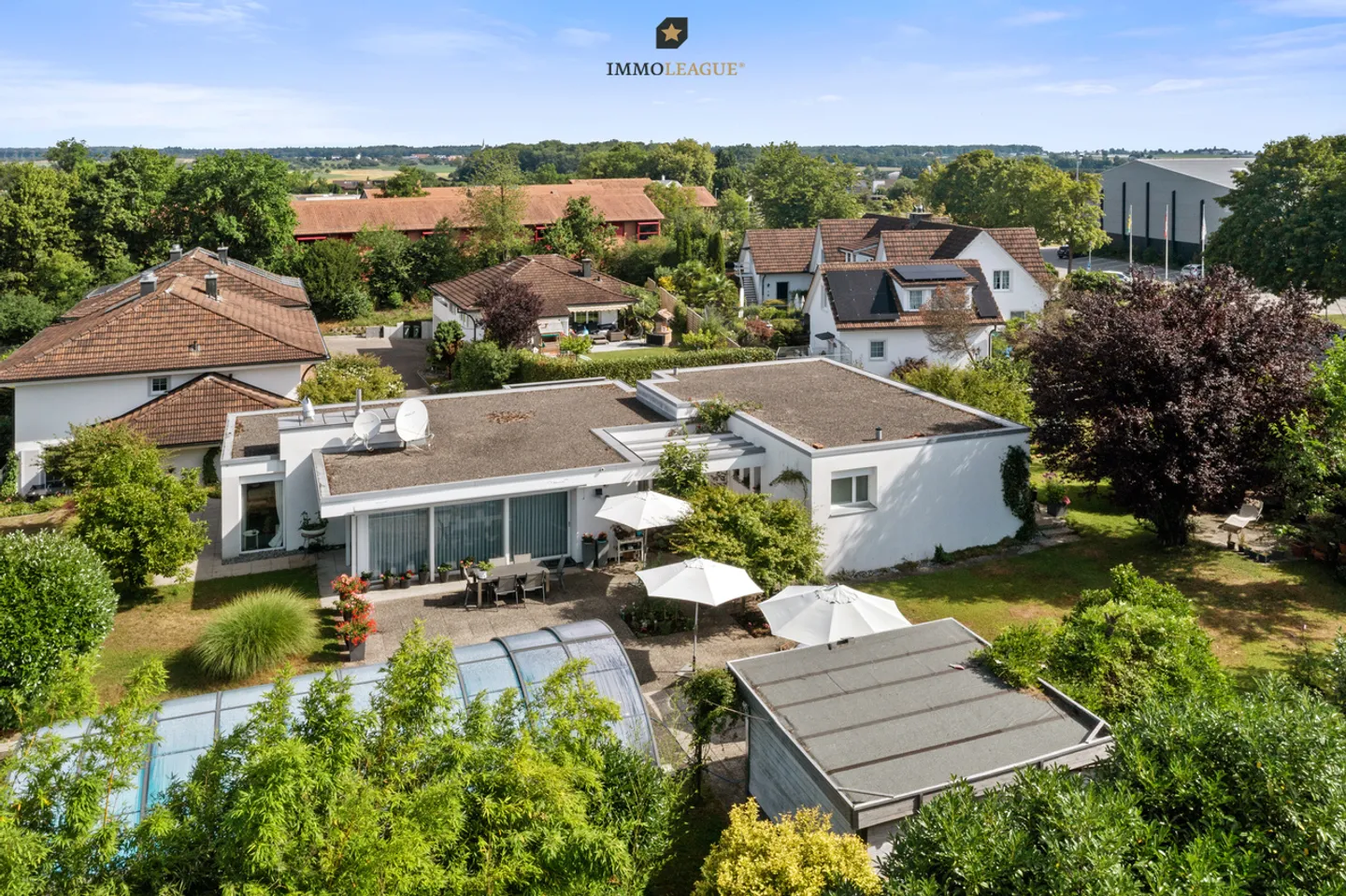 Bungalow in posizione centrale con giardino simile a un parco e piscina - Foto 2 di 7