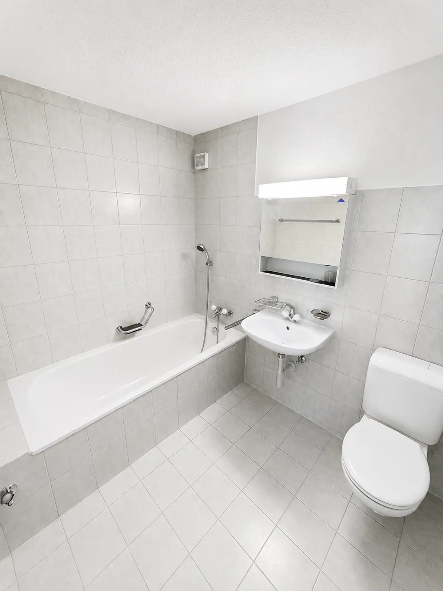 Helle Familienwohnung mit Balkon und 2 Bädern / 2 Parkplätze möglich - Foto 2 di 11
