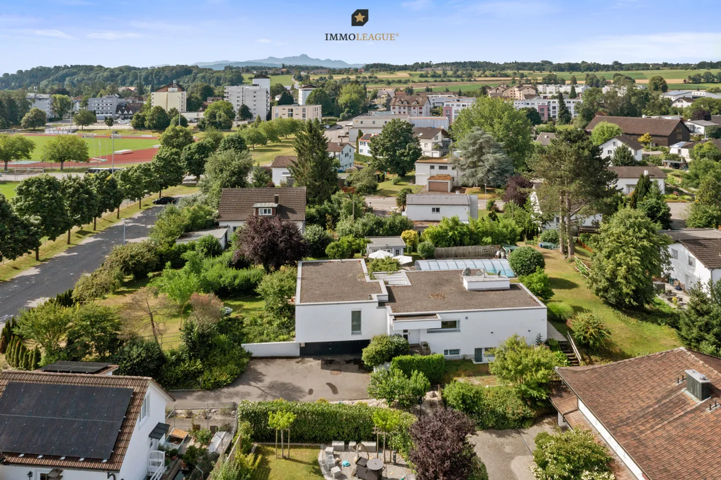 Bungalow in posizione centrale con giardino simile a un parco e piscina - Foto 3 di 7
