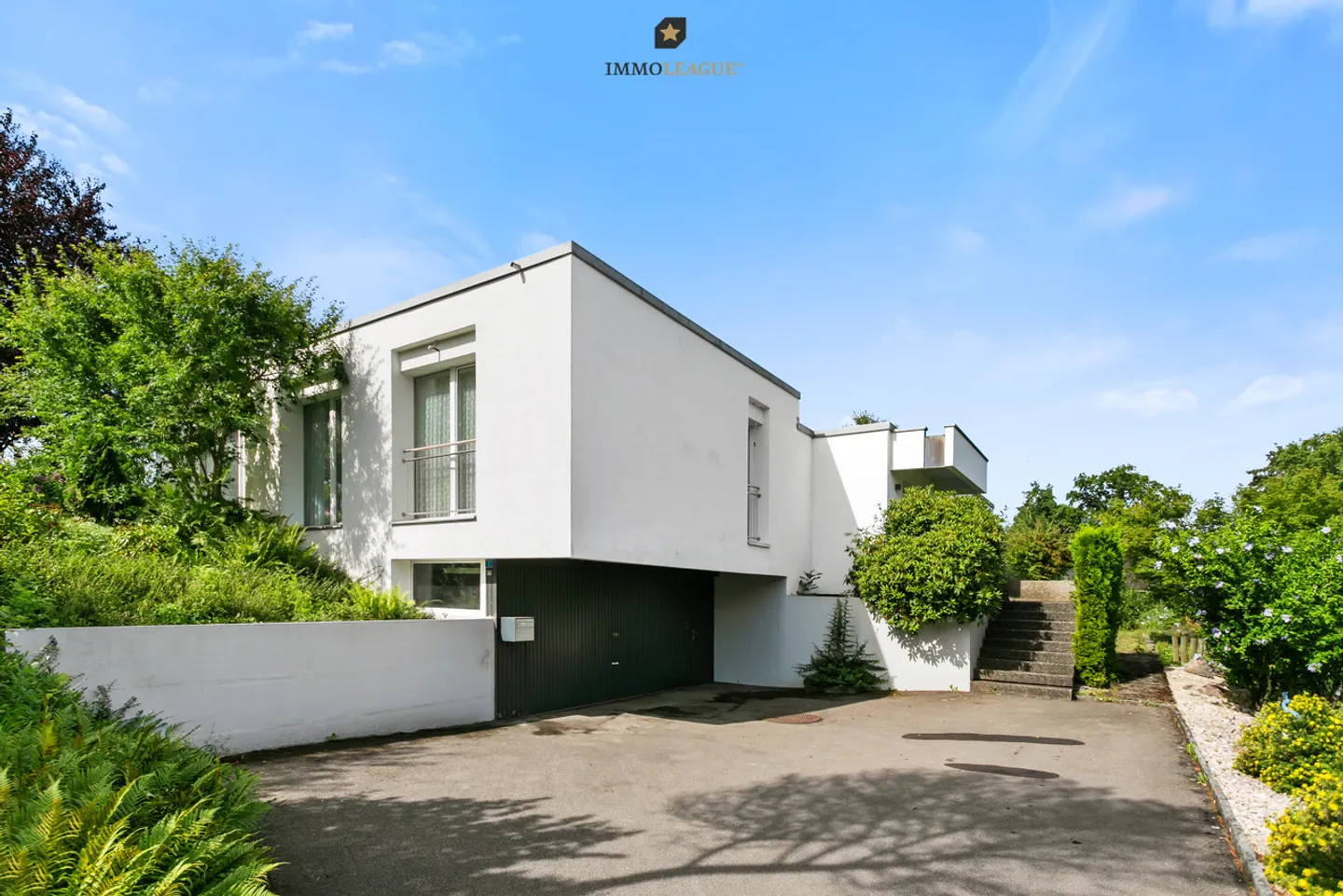 Bungalow in posizione centrale con giardino simile a un parco e piscina - Foto 1 di 7