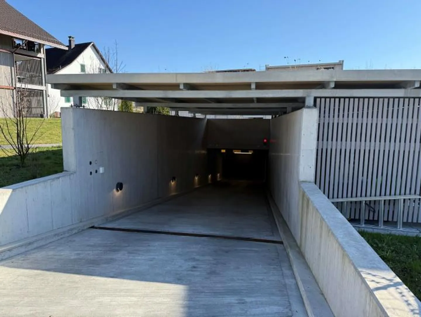 Diverse aree di parcheggio in un garage sotterraneo luminoso - Foto 2 di 2