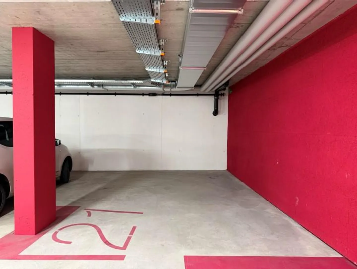 Diverse aree di parcheggio in un garage sotterraneo luminoso - Foto 1 di 2