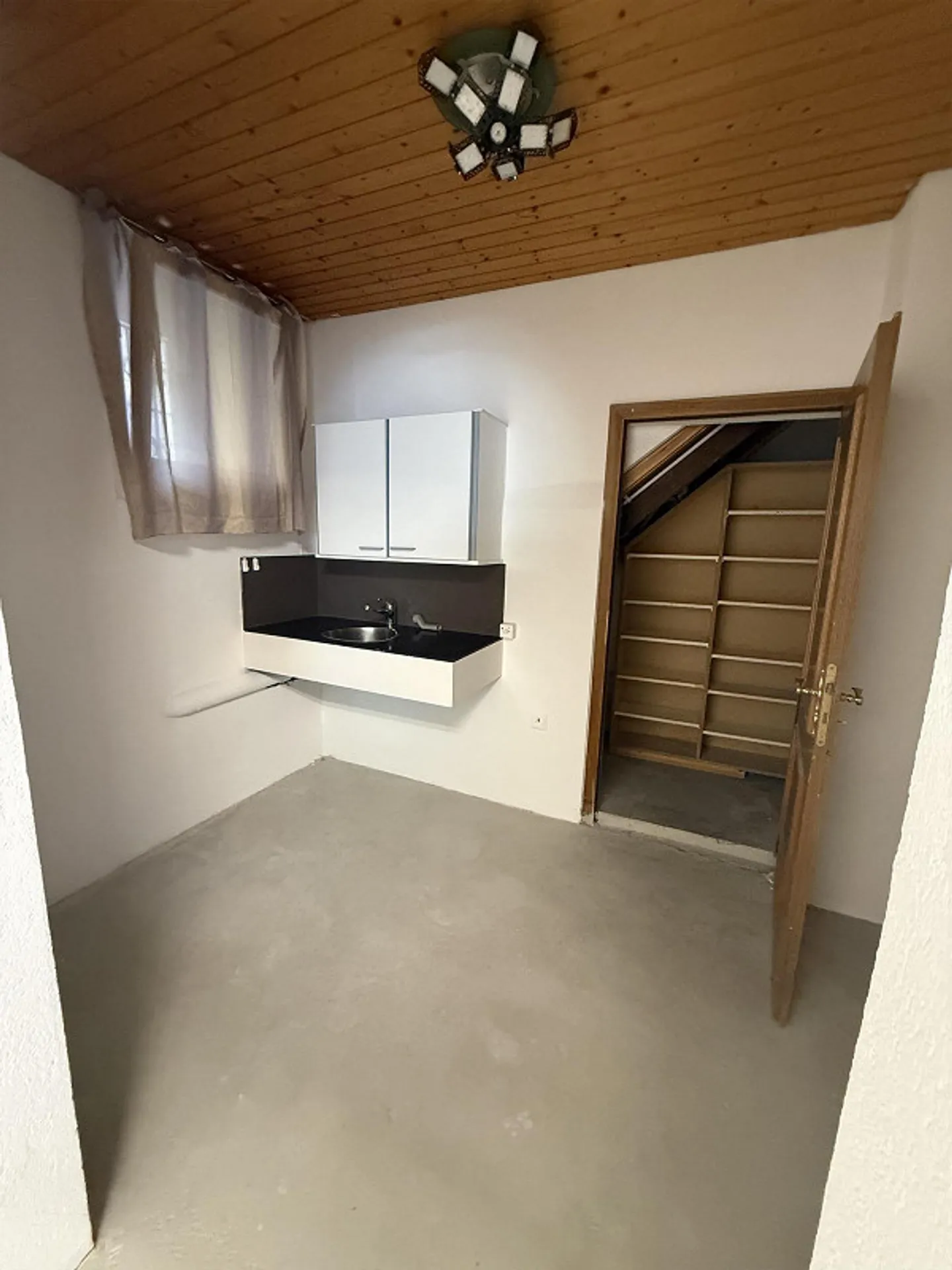 Bureau, beauté ou salle de jeux avec cuisine et WC - Photo 4 sur 5