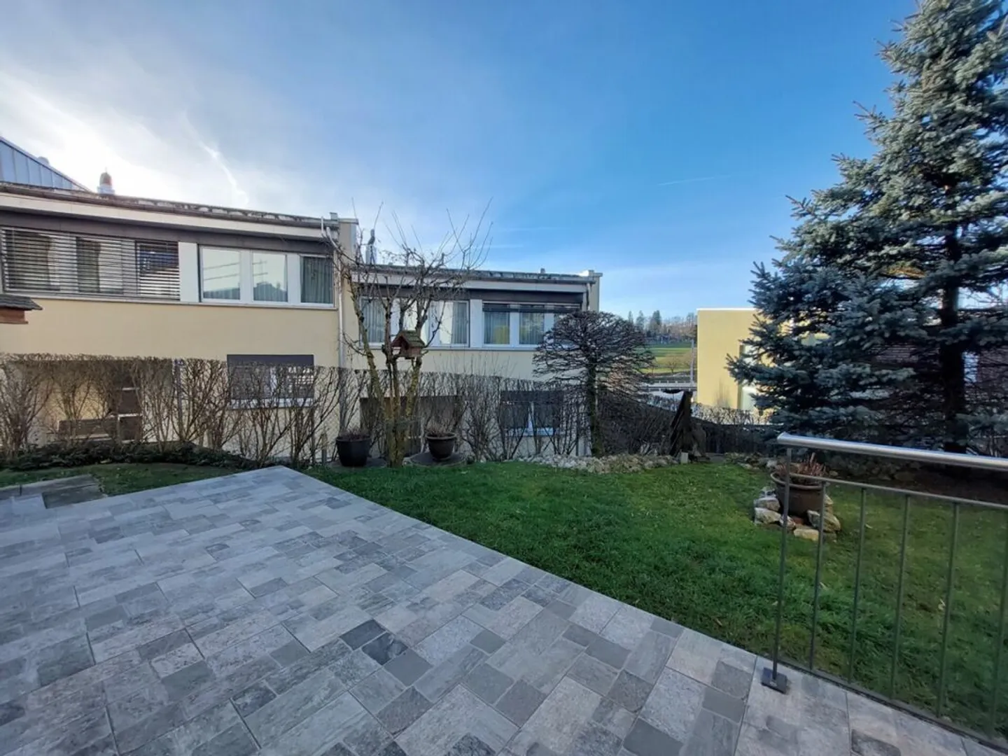 Stunning contemporary villa with a large bay window - Photo 3 of 14