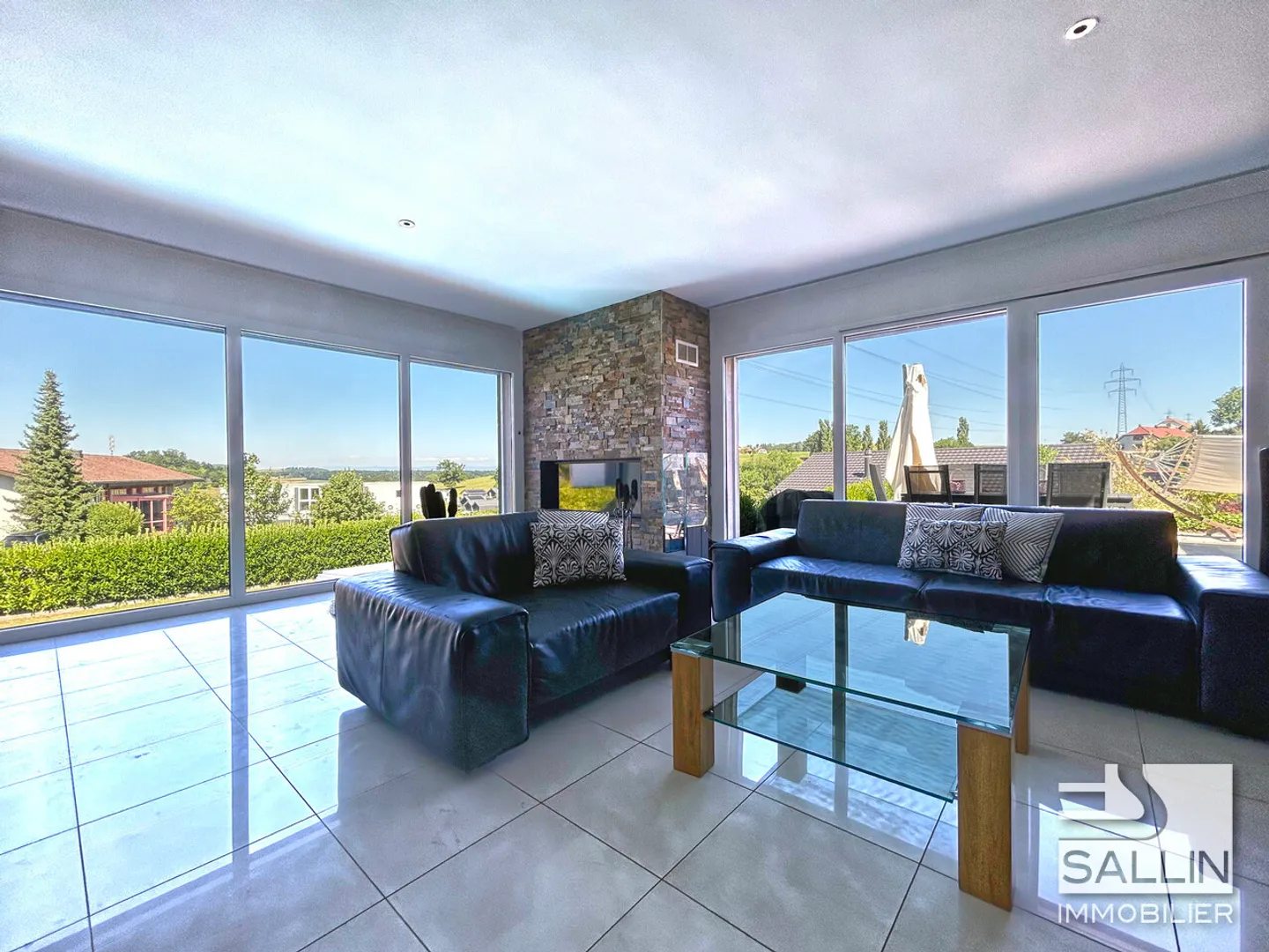 Luxury property with pool and 2½-room apartment - Photo 2 of 11