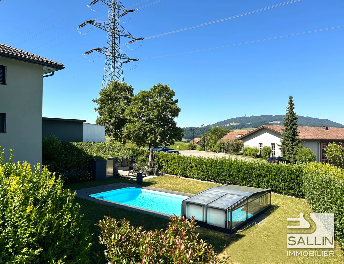Luxury property with pool and 2½-room apartment - Photo 1 of 11