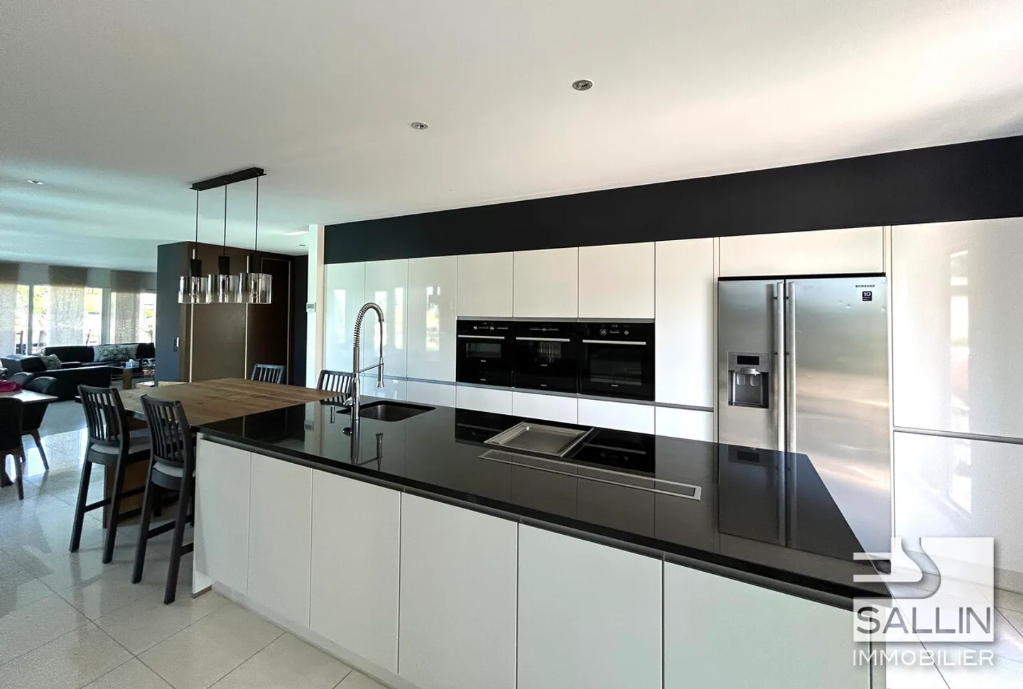 Luxury property with pool and 2½-room apartment - Photo 3 of 11