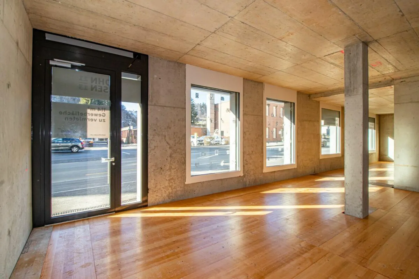 Spazio commerciale in costruzione grezza con molta luce e flessibilità di design - Foto 3 di 4