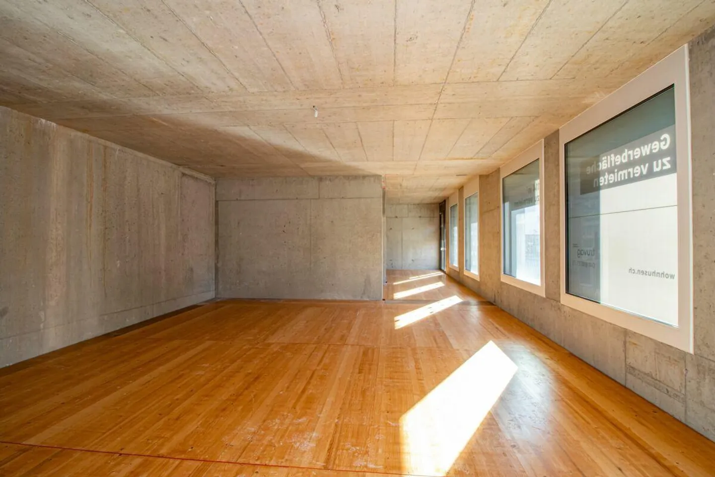 Spazio commerciale in costruzione grezza con molta luce e flessibilità di design - Foto 4 di 4