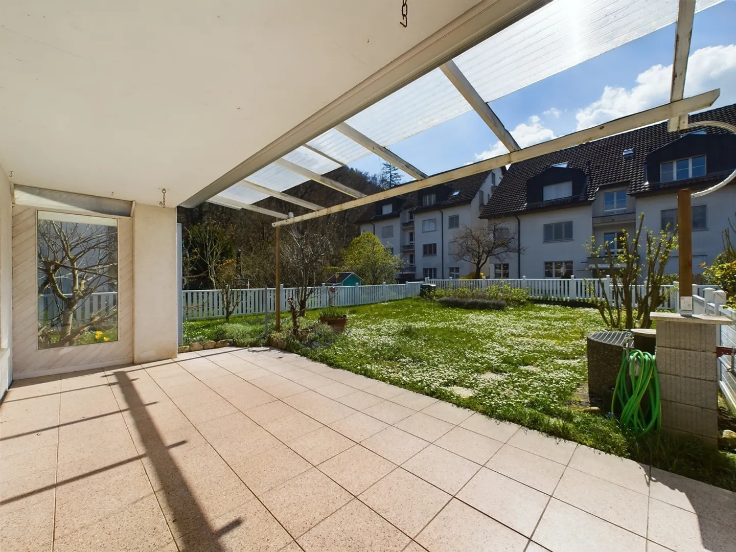 Einladendes 6.5-Zimmer-Reihenhaus mit Garten und Annehmlichkeiten in Siggenthal - Foto 1 von 11