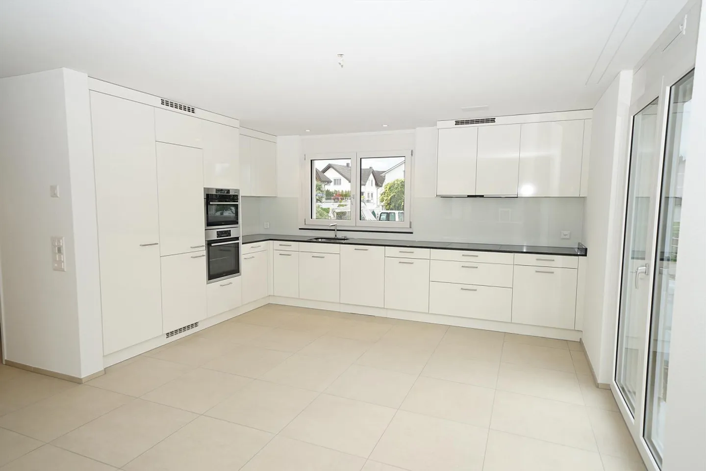 Modern Commercial Space on the Ground Floor - Photo 3 of 13