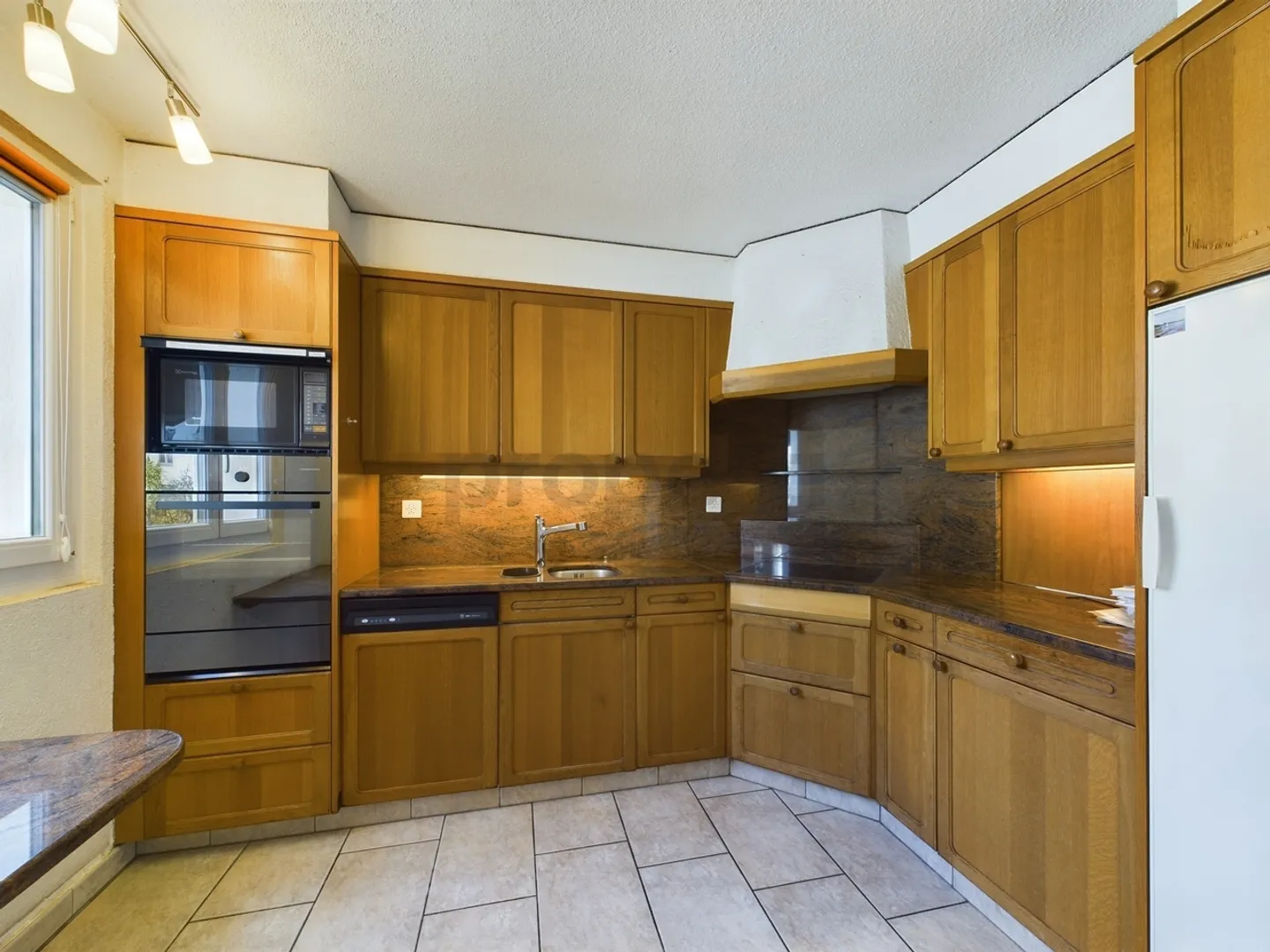 Einladendes 6.5-Zimmer-Reihenhaus mit Garten und Annehmlichkeiten in Siggenthal - Foto 4 von 11