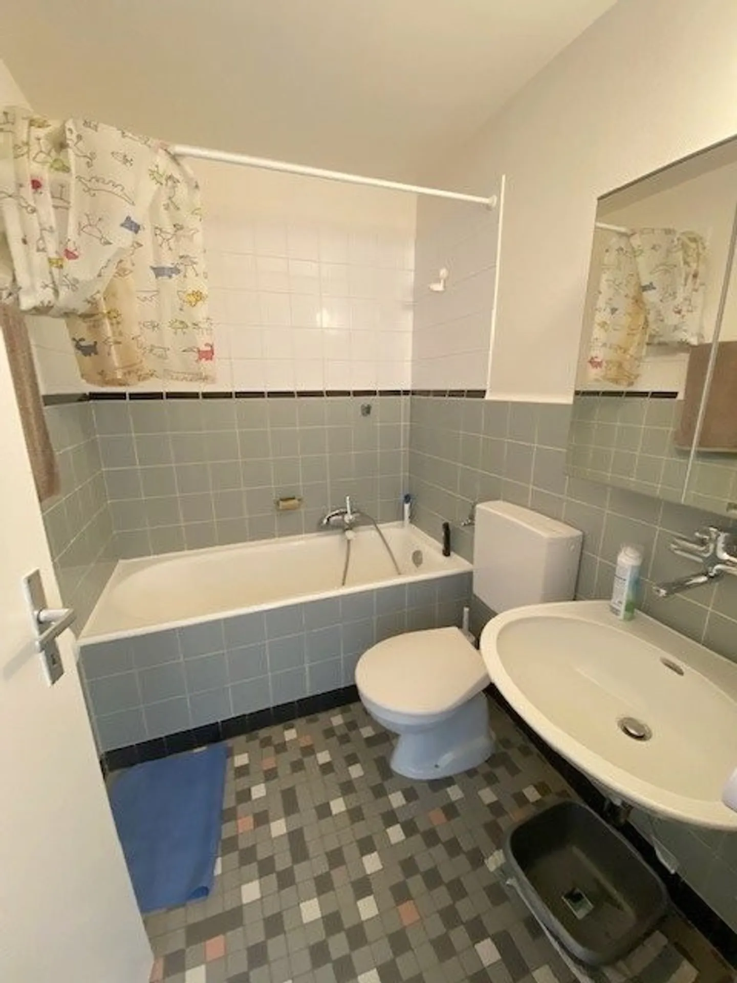 Studio just steps from M1 - Photo 4 of 4