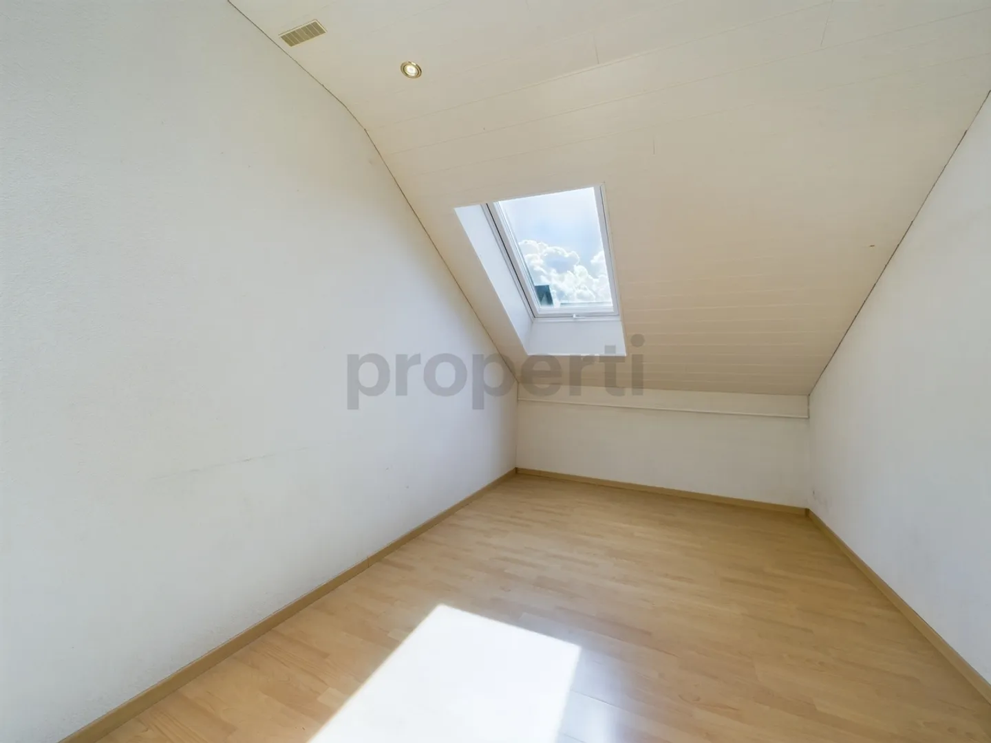 Einladendes 6.5-Zimmer-Reihenhaus mit Garten und Annehmlichkeiten in Siggenthal - Foto 6 von 11