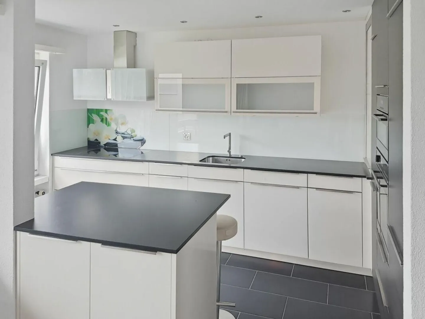 Geräumige Wohnung mit Balkonblick - Foto 4 von 8