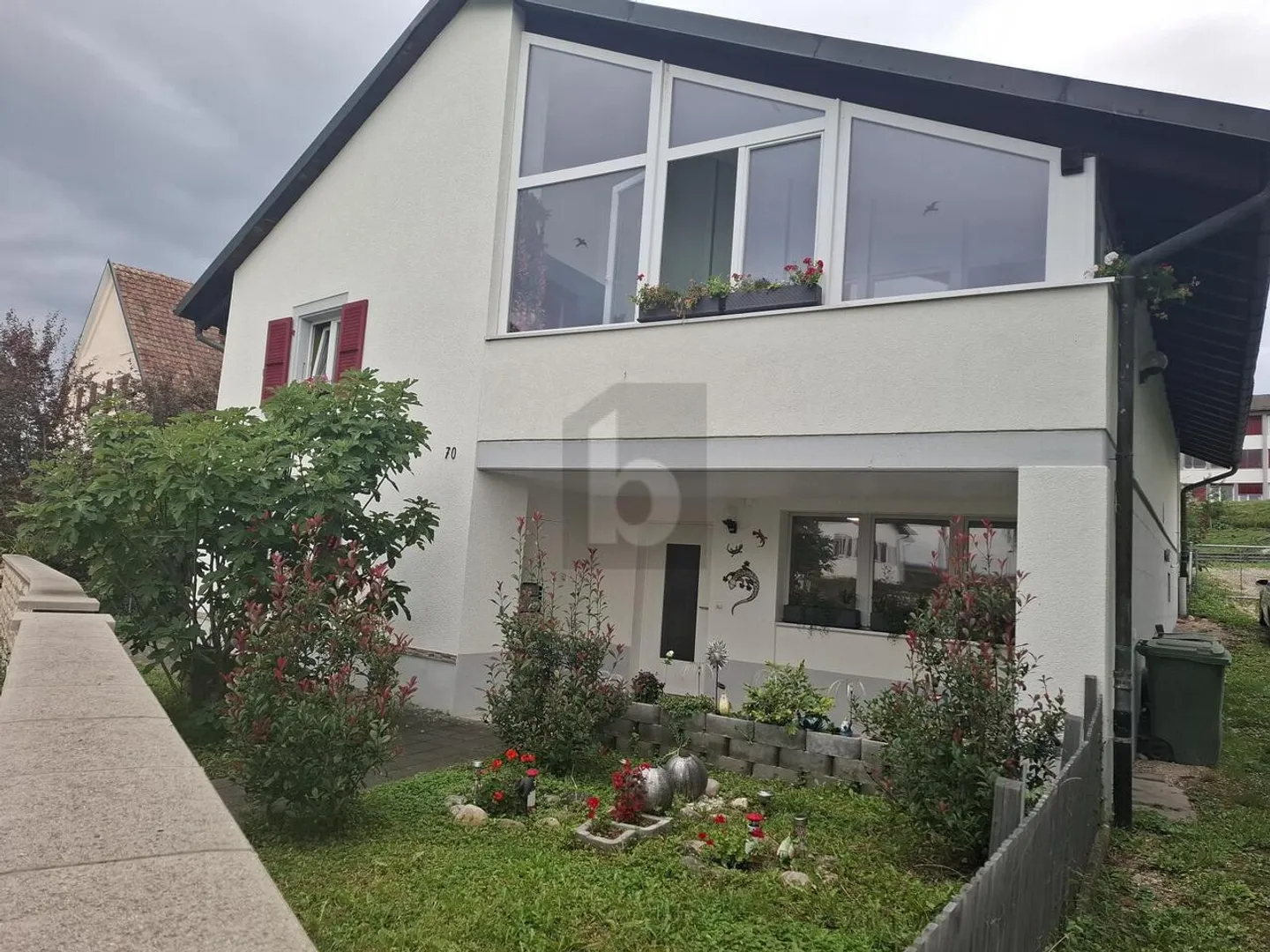 SPACIOUS WITH LARGE GARDEN - Photo 1 of 6