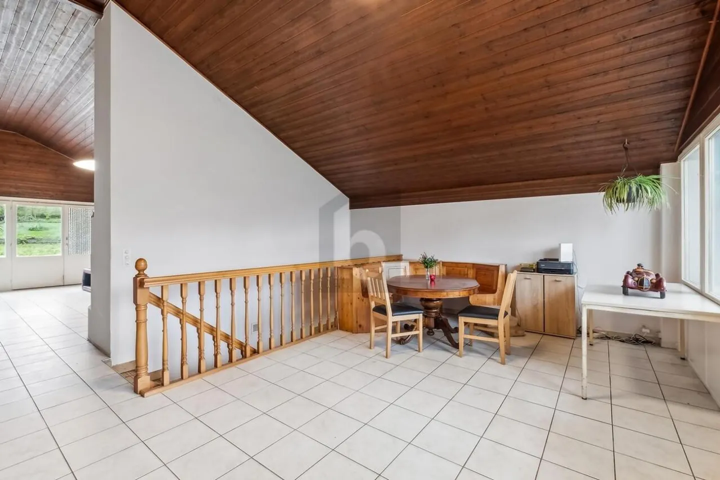 SPACIOUS WITH LARGE GARDEN - Photo 2 of 6