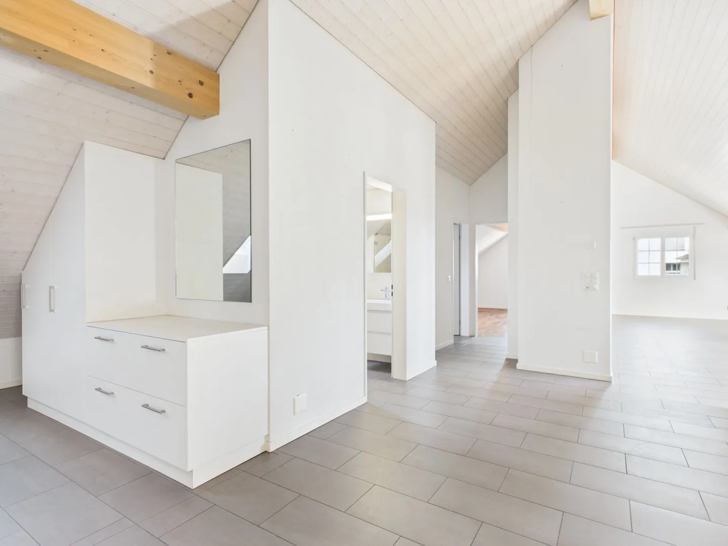 Geräumige Wohnung mit Loggia - Foto 2 von 8