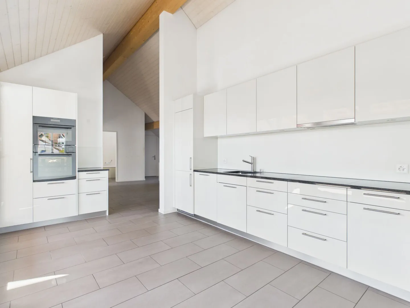 Geräumige Wohnung mit Loggia - Foto 3 von 8