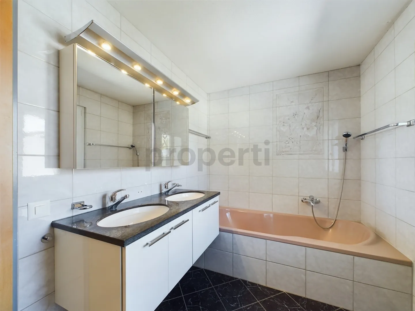 Einladendes 6.5-Zimmer-Reihenhaus mit Garten und Annehmlichkeiten in Siggenthal - Foto 8 von 11