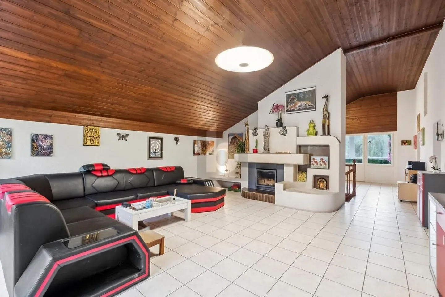 SPACIOUS WITH LARGE GARDEN - Photo 3 of 6