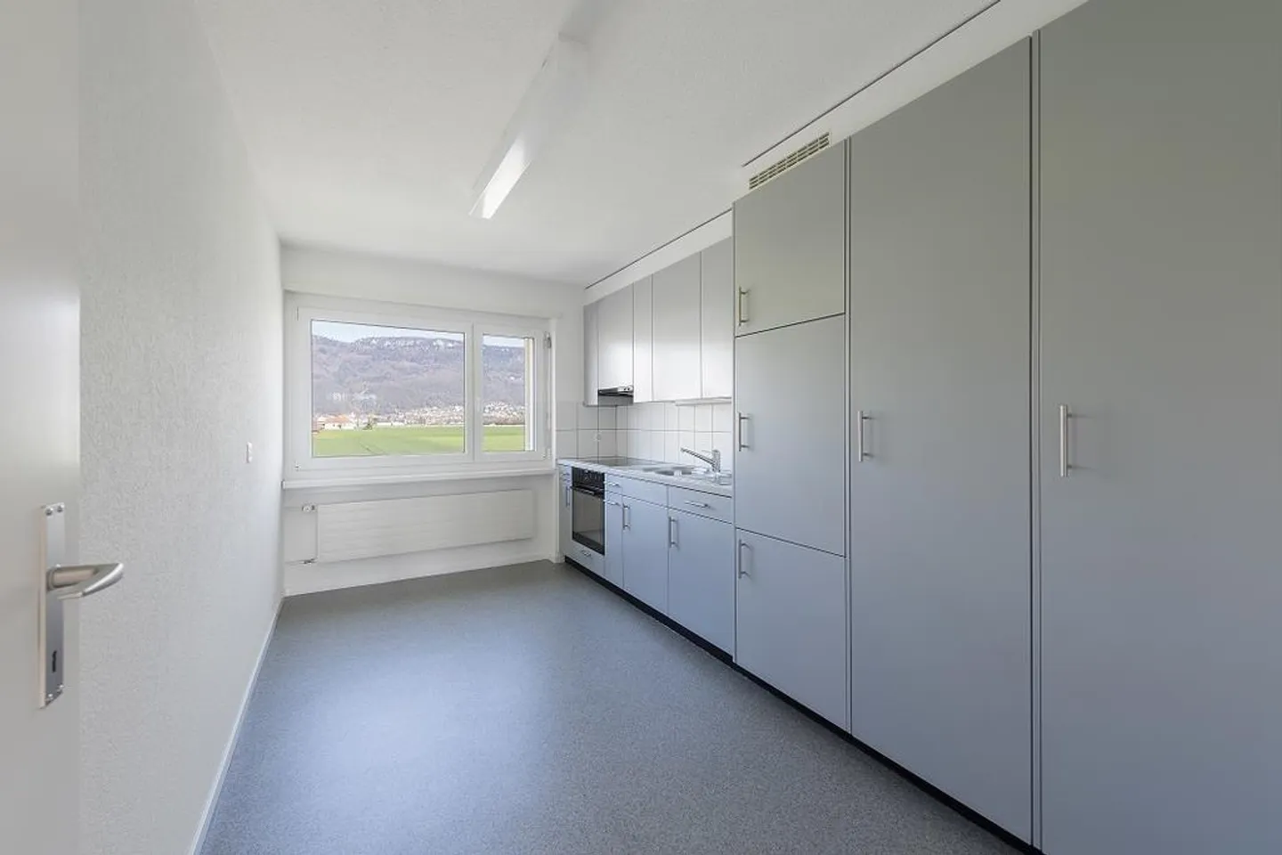 Bright 4.5 Room Apartment - Photo 5 of 5