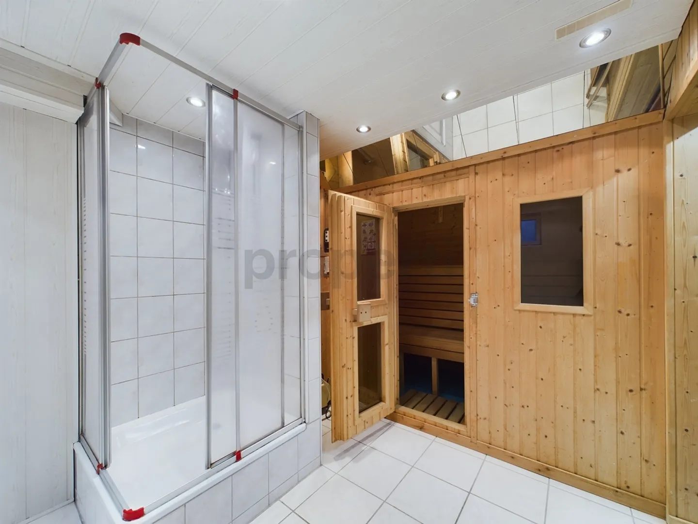 Einladendes 6.5-Zimmer-Reihenhaus mit Garten und Annehmlichkeiten in Siggenthal - Foto 9 von 11