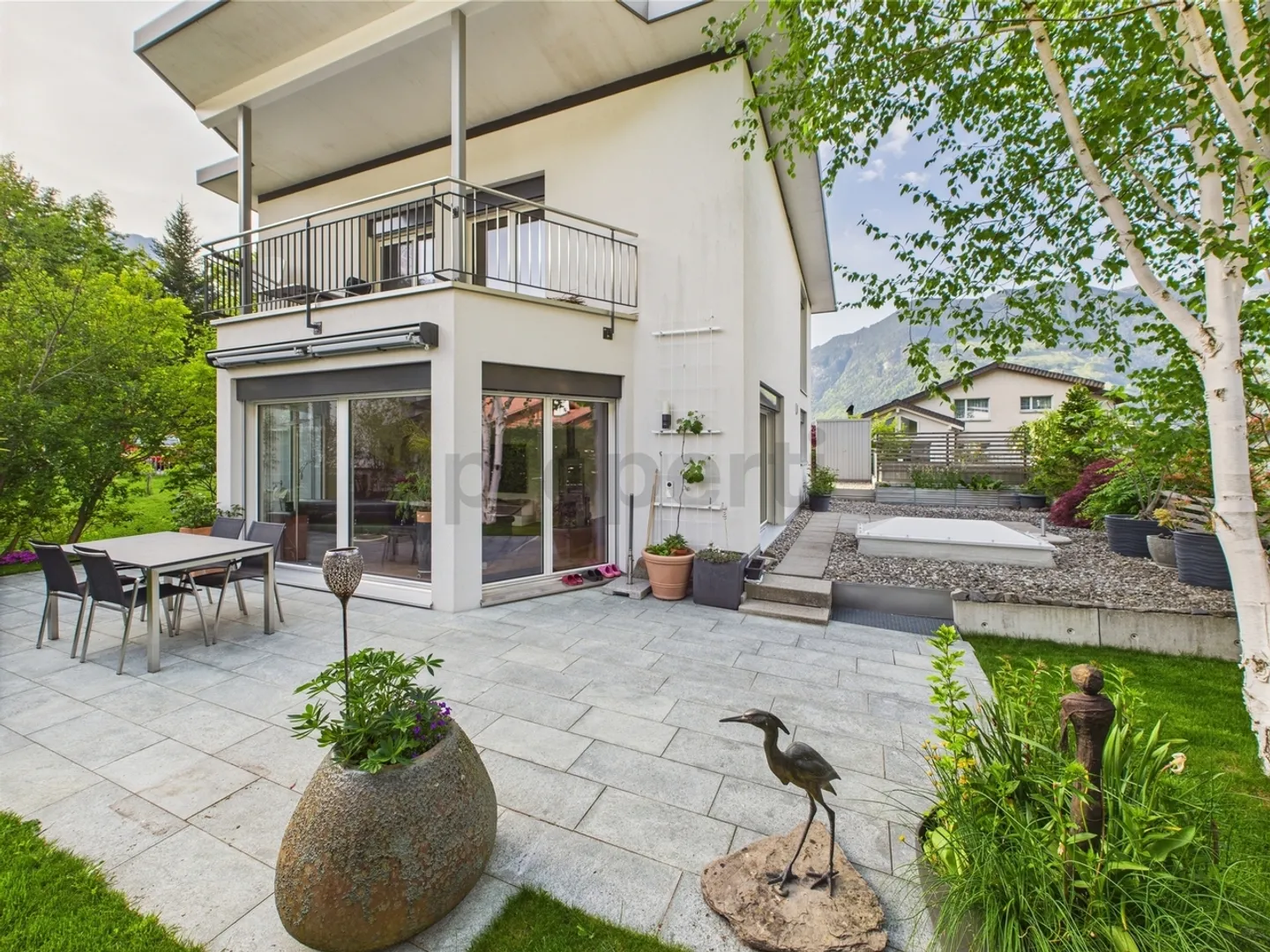 Detached zero-energy house with mountain view, studio & guest apartment - Quiet prime location in Schattdorf! - Photo 11 of 13