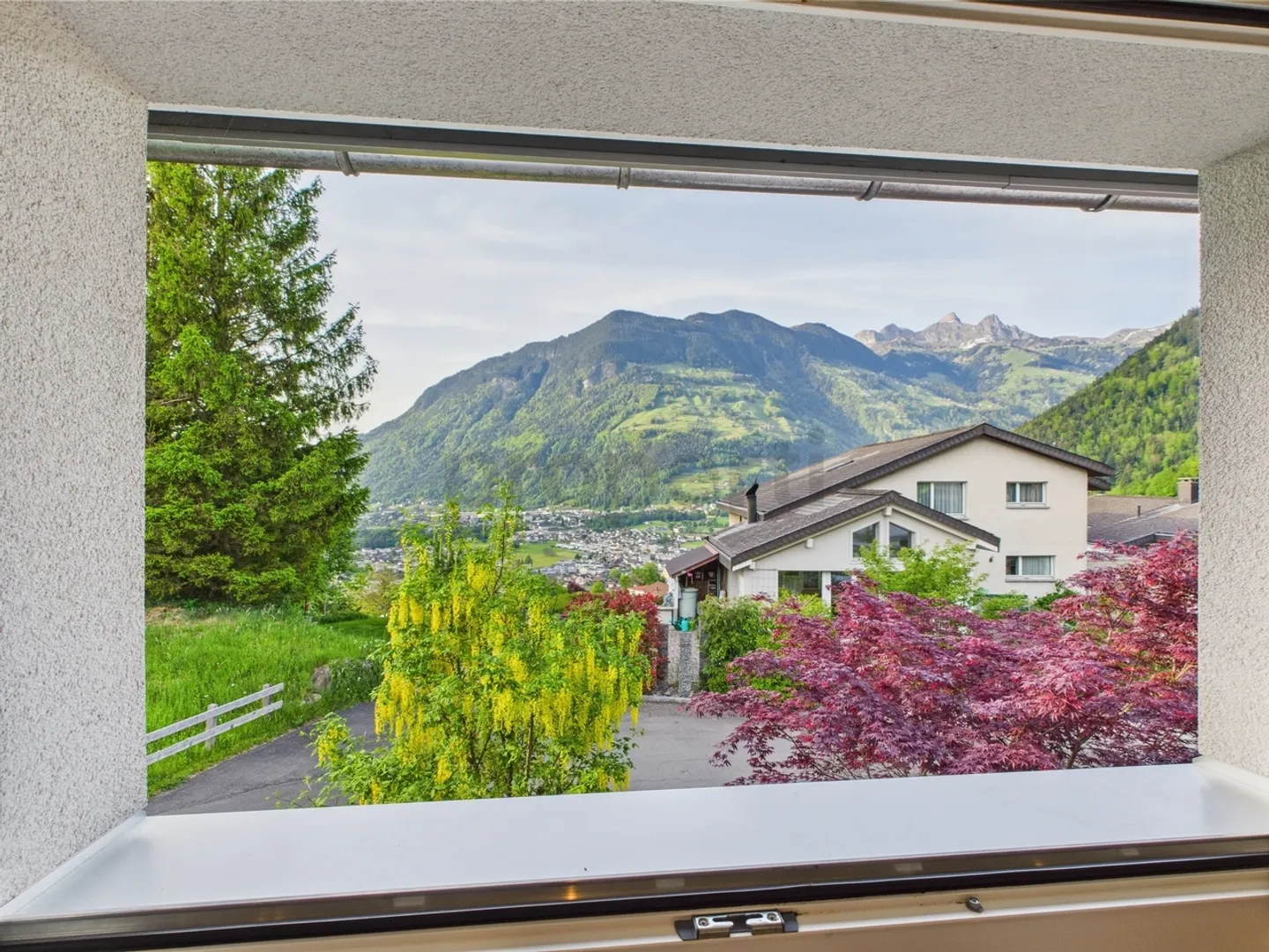 Detached zero-energy house with mountain view, studio & guest apartment - Quiet prime location in Schattdorf! - Photo 12 of 13