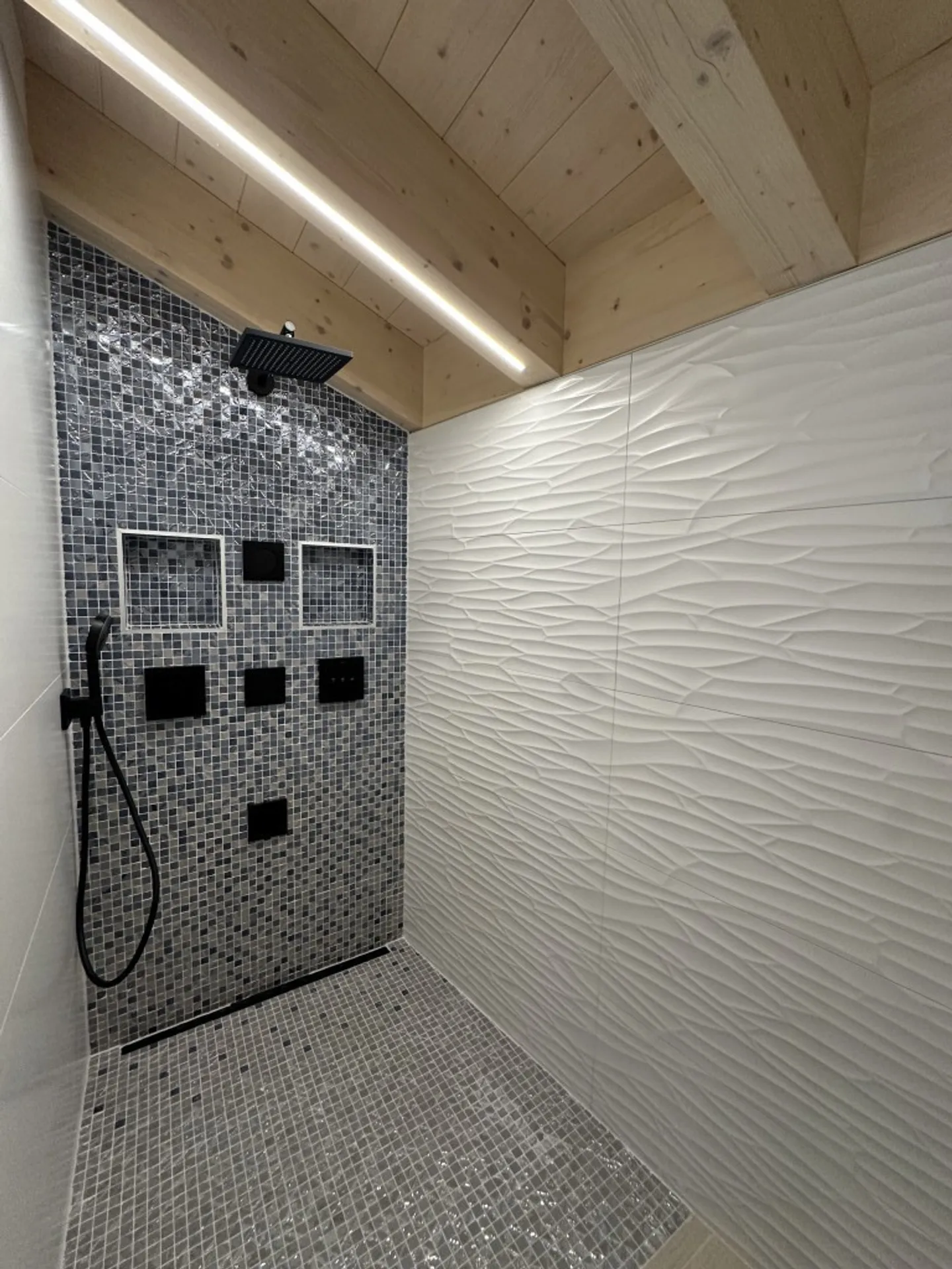 Conthey Penthouse 4,5 Zimmer 123m2 + Büro 48 m2 + Terrasse 75 m2 Jacuzzi - Foto 10 von 13