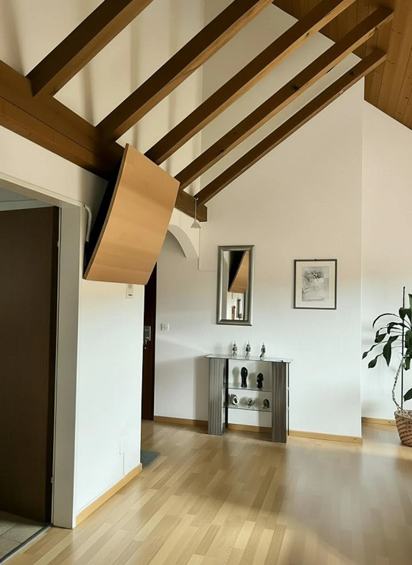 Appartement 3.5 pièces sous les combles - grand potentiel incluant une place de parking - Photo 1 sur 12