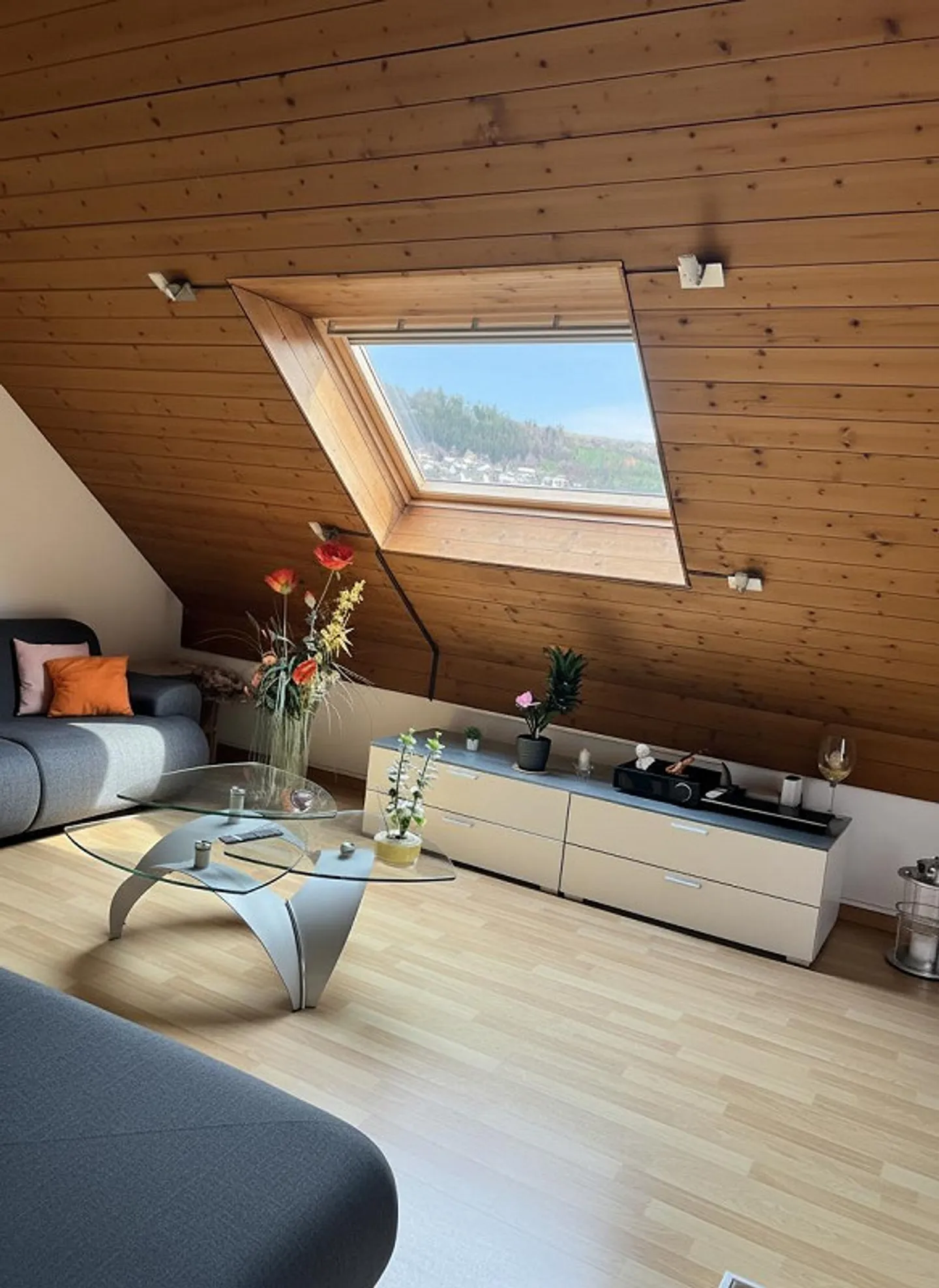 Appartement 3.5 pièces sous les combles - grand potentiel incluant une place de parking - Photo 2 sur 12