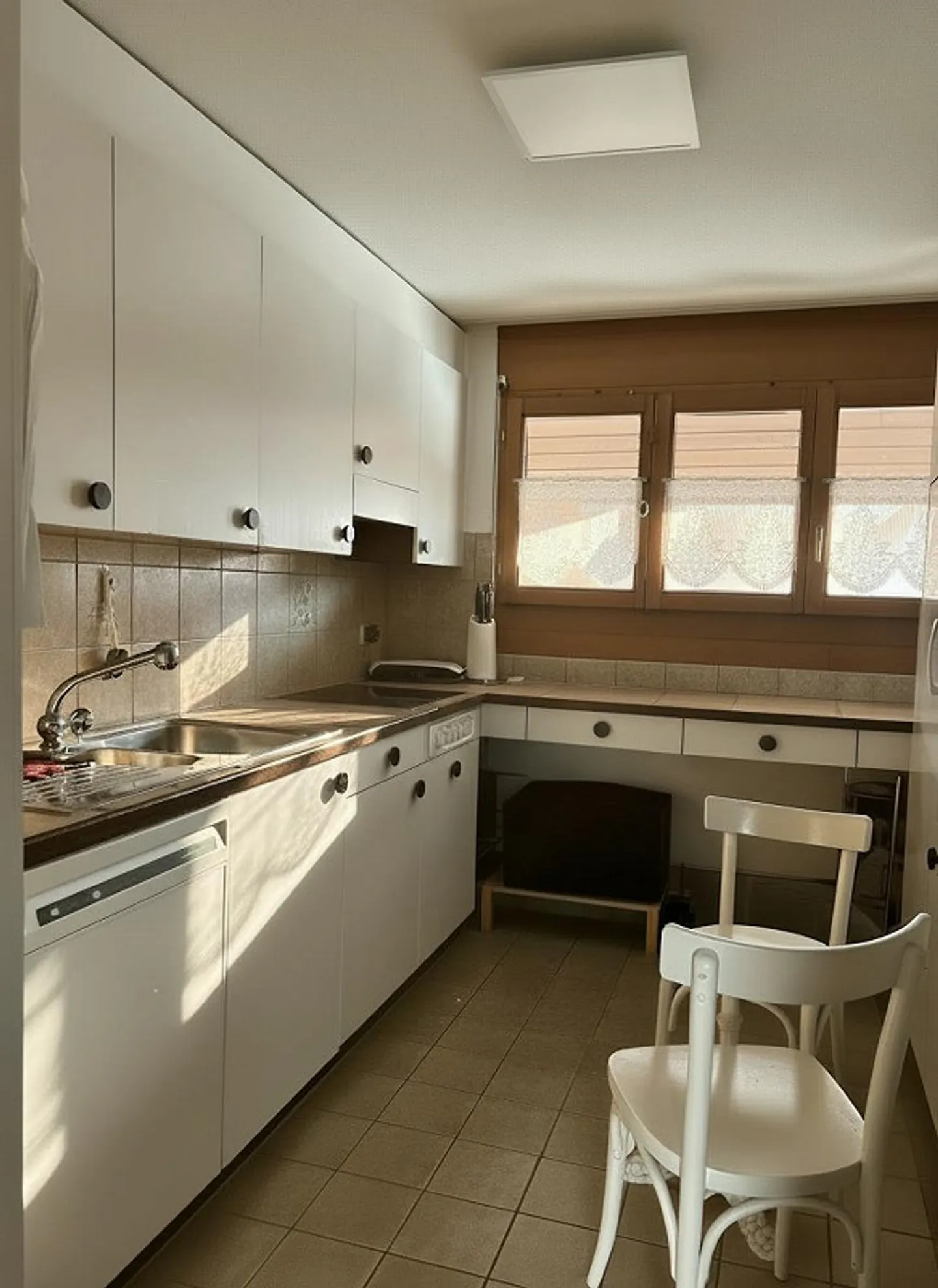 Appartement 3.5 pièces sous les combles - grand potentiel incluant une place de parking - Photo 3 sur 12