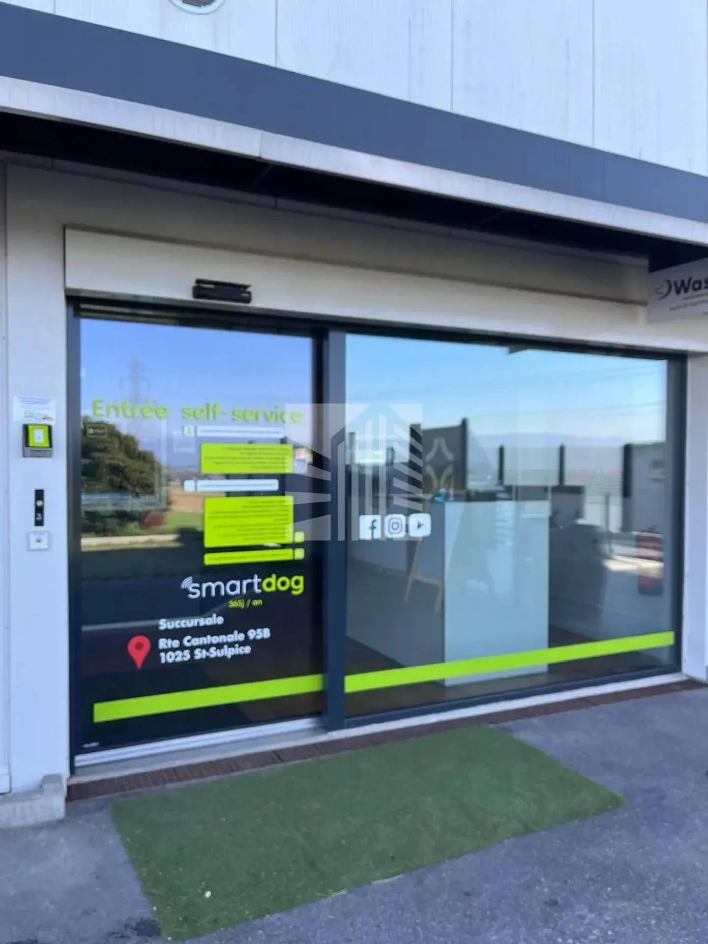 Mixed-use building for rent - Photo 1 of 8