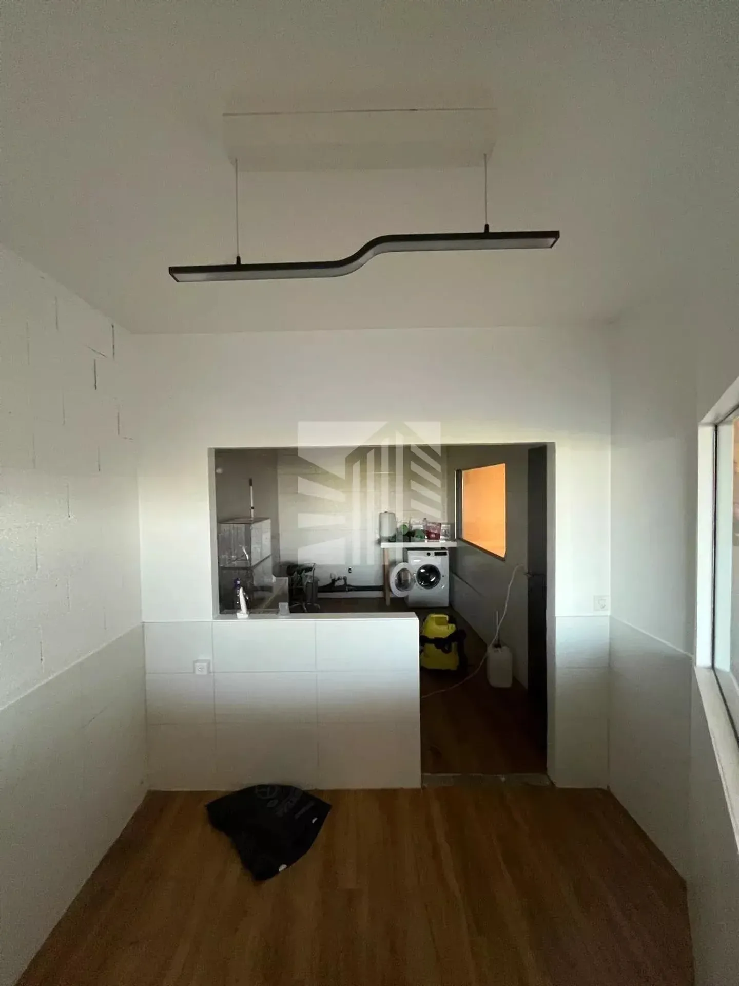 Mixed-use building for rent - Photo 5 of 8