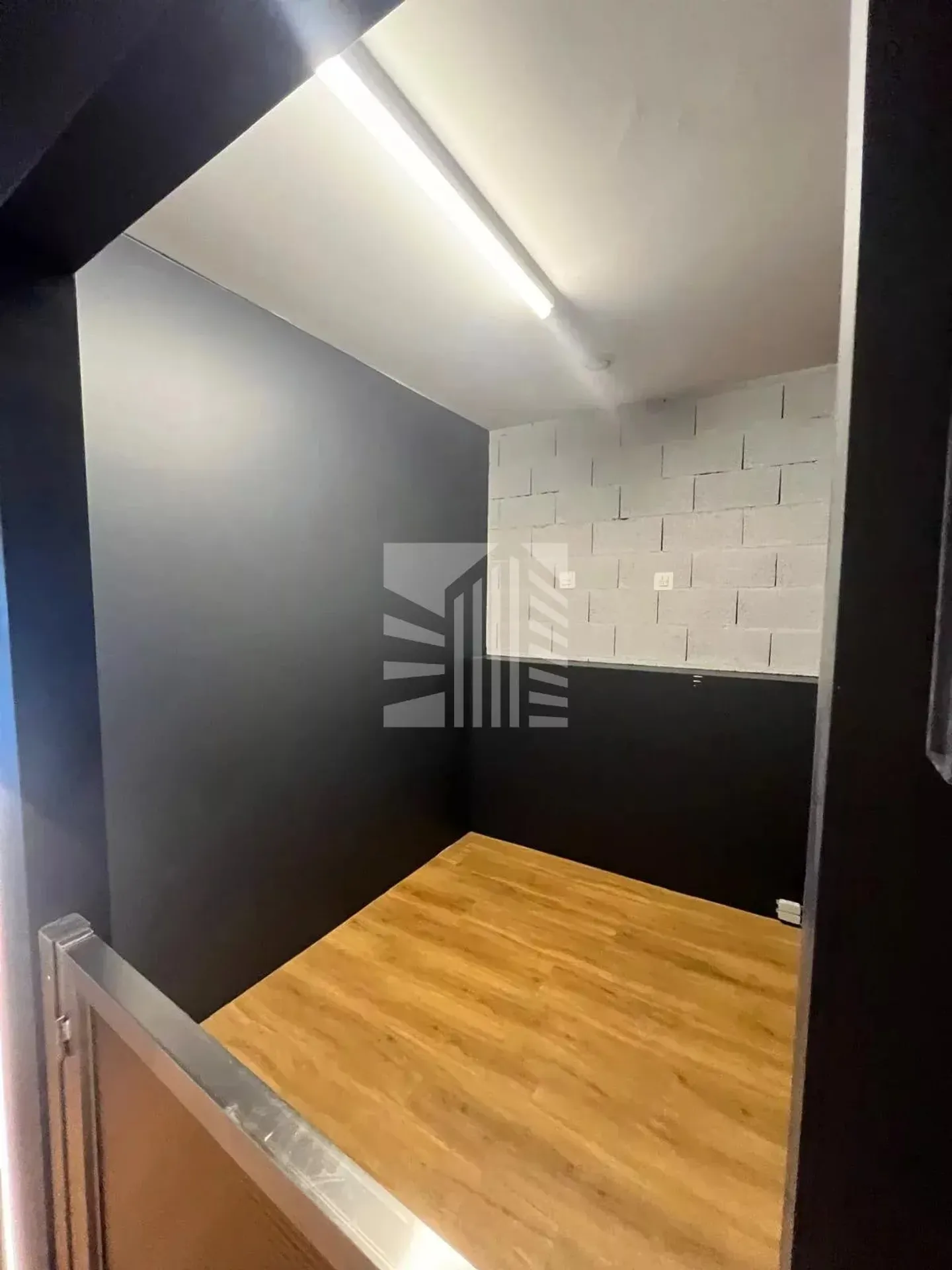 Mixed-use building for rent - Photo 6 of 8