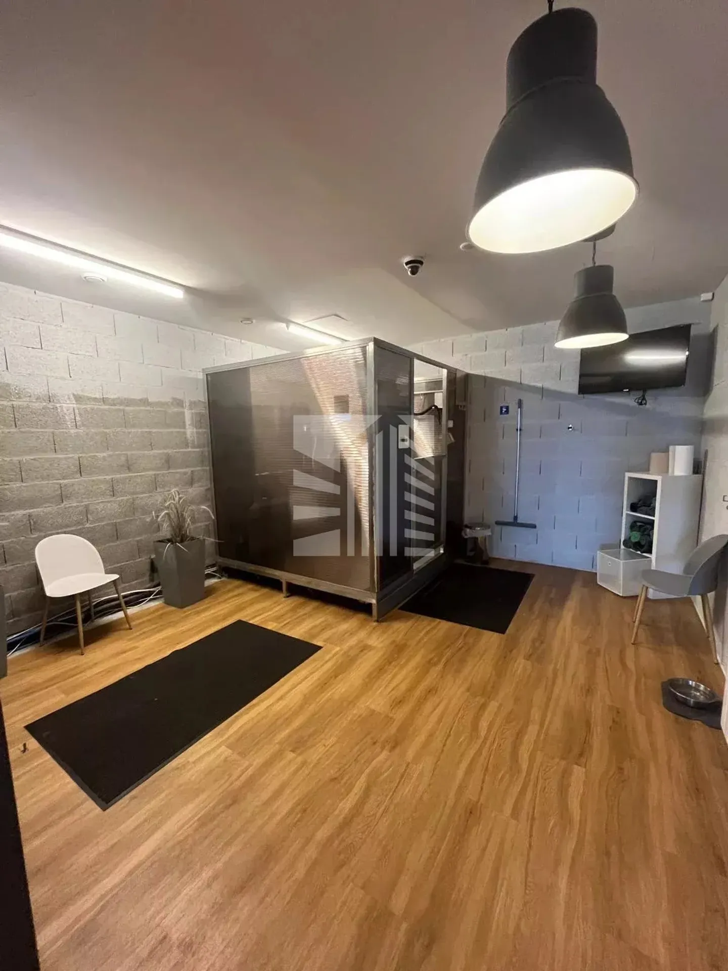 Mixed-use building for rent - Photo 8 of 8