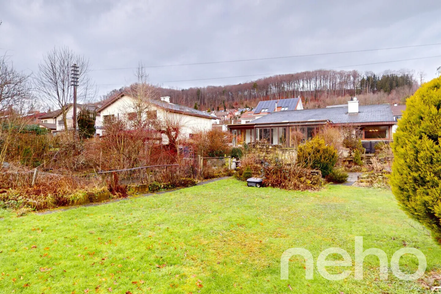 Freistehendes Einfamilienhaus mit Garten - Foto 2 von 13