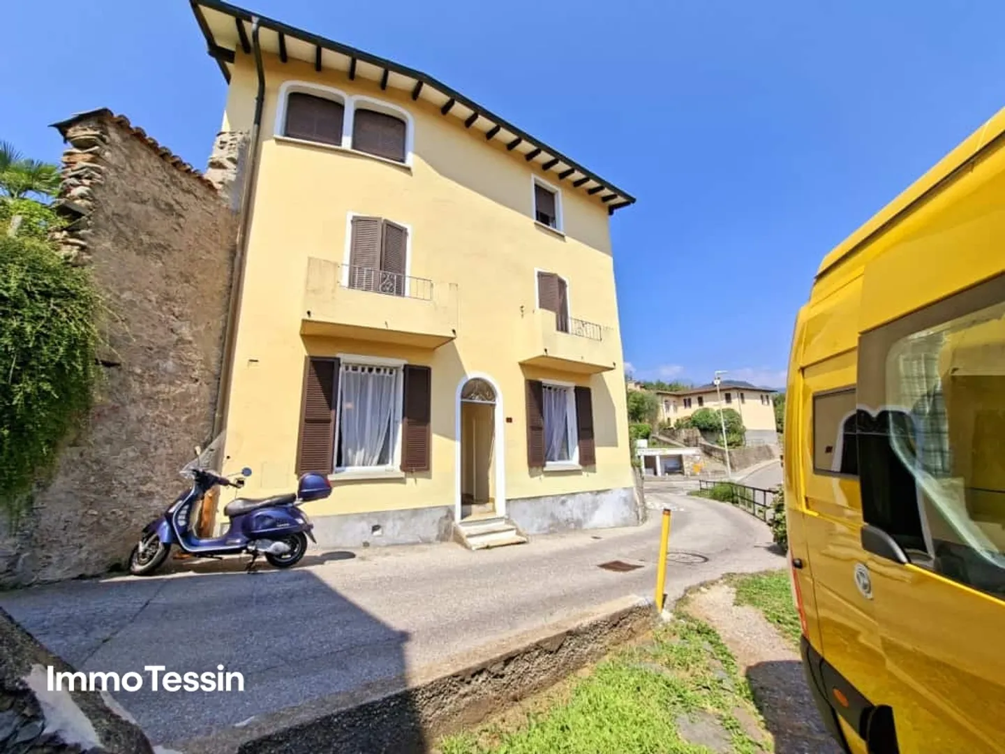 Historical House with 3 Apartments, Courtyard and the Charm of Bygone Times, Ideal for Investors or Rental - Photo 3 of 13