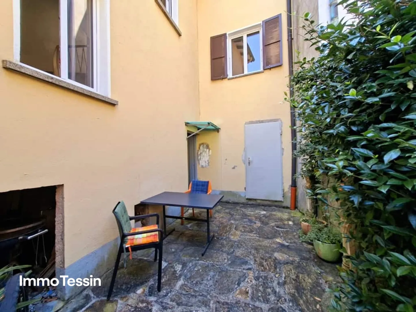 Historical House with 3 Apartments, Courtyard and the Charm of Bygone Times, Ideal for Investors or Rental - Photo 4 of 13