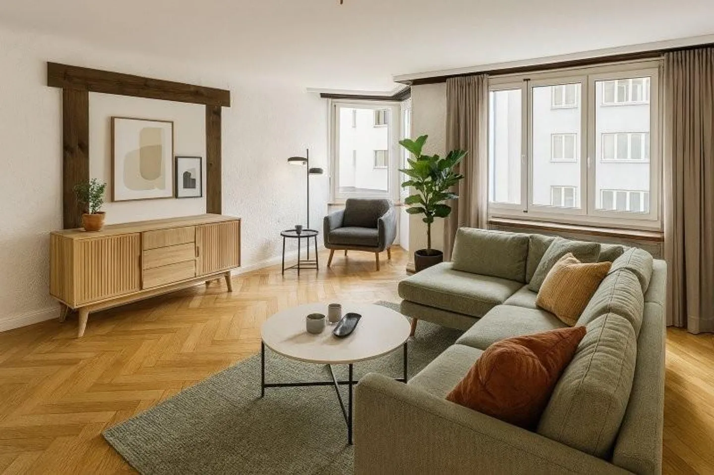 In the center, old building with charm and spacious, close to the train station - Photo 1 of 8