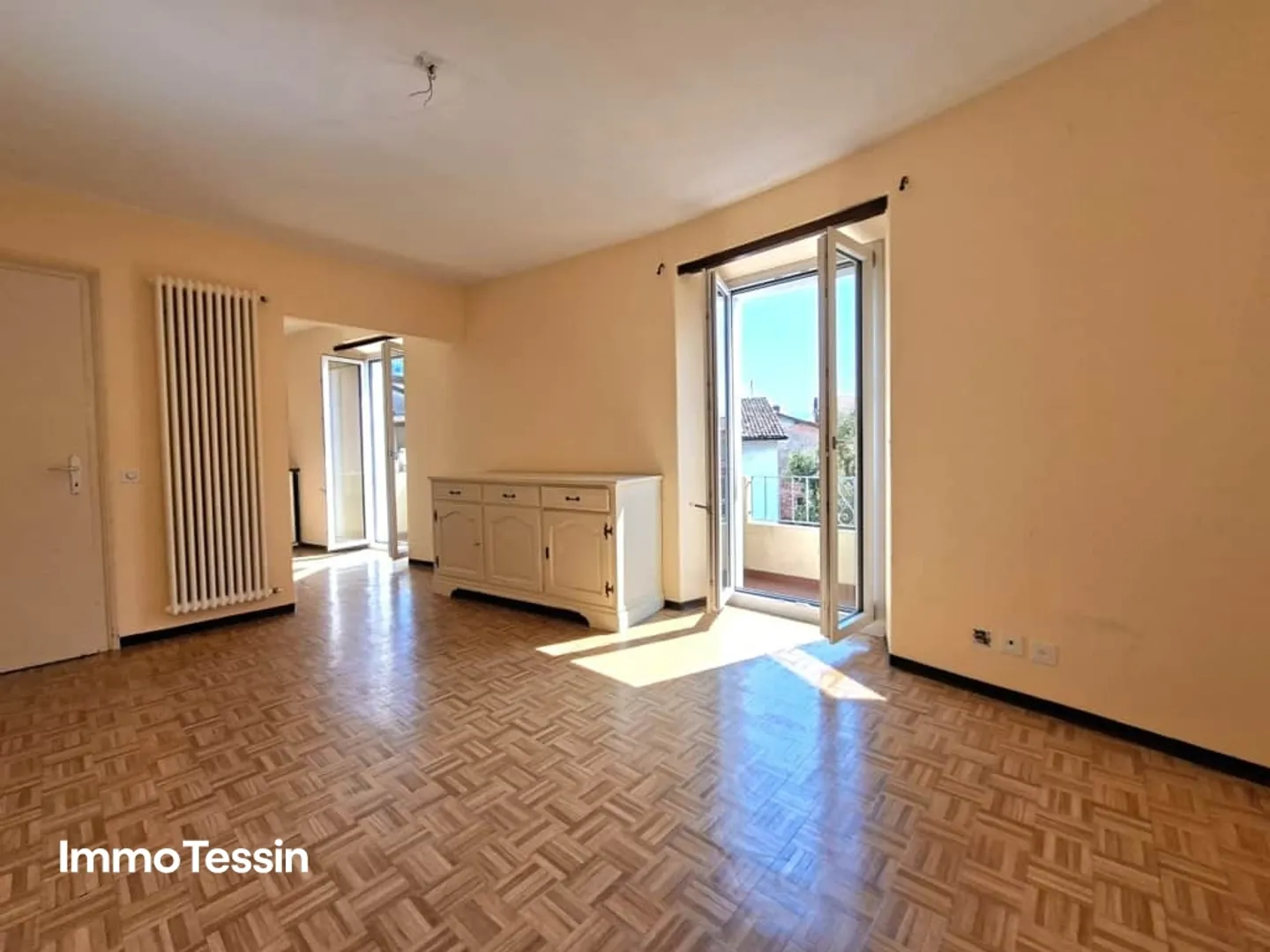 Historical House with 3 Apartments, Courtyard and the Charm of Bygone Times, Ideal for Investors or Rental - Photo 9 of 13